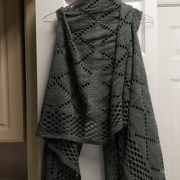 Grey shawl or wrap - Picture 5 of 6